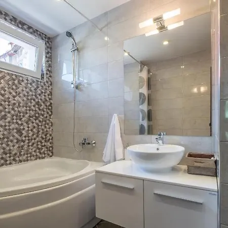 Industrial Look Centre + Free Parking