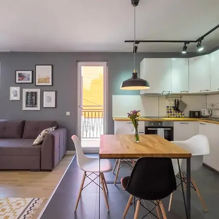 Industrial Look Centre + Free Parking Apartment *