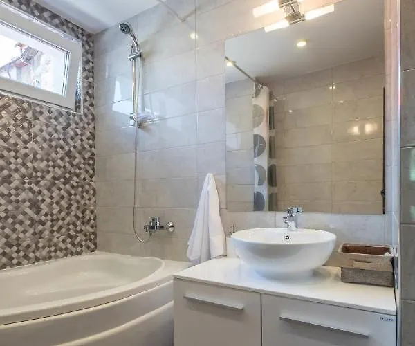 Industrial Look Centre + Free Parking